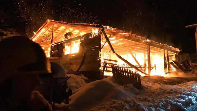 Ein Hühnerstall in Fließ stand in Vollbrand: 20 Hühner verendeten. Auch landwirtschaftliche Geräte wurden zerstört.
