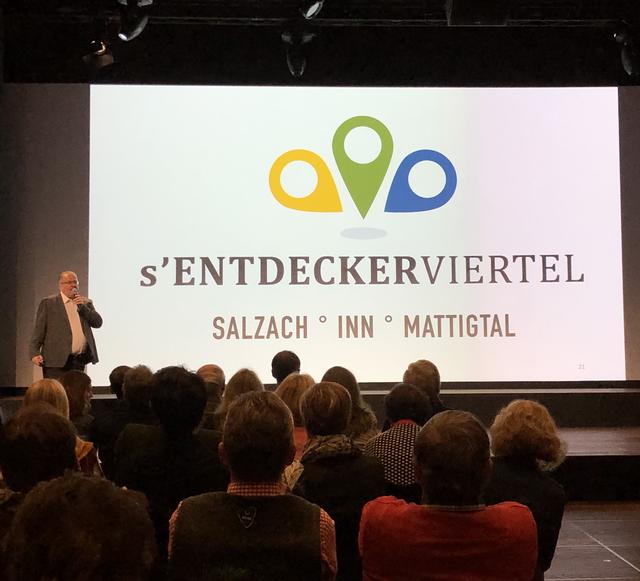Georg Bachleitner enthüllte die neue Marke "s‘Entdeckerviertel". | Foto: Ebner