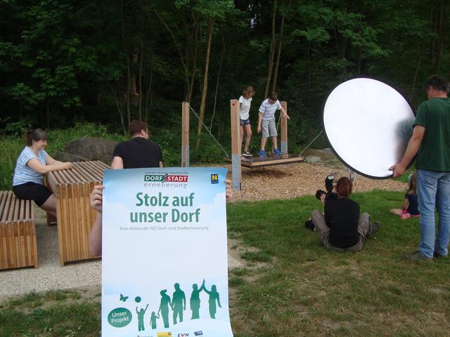 Professionell unterstützt wurde die Dorferneuerung bei Gestaltung der neuen Folder und Wegweiser durch Werbegrafikerin und Fotografin Ulrike Korntheuer. Für das Fotoshooting standen im Sommer Bromberger Familien gekonnt vor ihrer Kameralinse.
Fotocredit: Martina Piribauer | Foto: Martina Piribauer