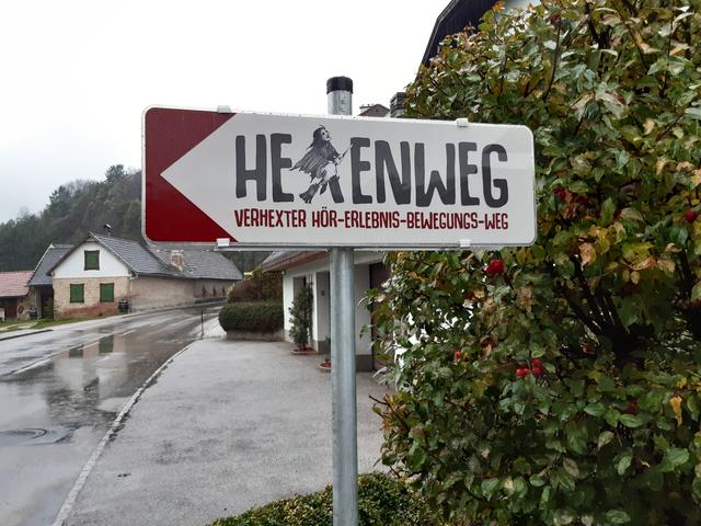 Die neu gestalteten Wegweiser laden die ganze Familie zum Besuch am "Verhexten Hör-Erlebnis-Bewegungs-Weg", dem erweiterten Bromberger Hexenweg, ein.
Die Dorferneuerung Bromberg setzte die Erneuerung um, die Kosten für diese neuen Info-Materialien wurden durch die Förderung vom Land NÖ im Zuge der Dorferneuerungsaktion „Stolz auf unser Dorf“ bezuschusst.
Fotocredit: Martina Piribauer | Foto: Martina Piribauer