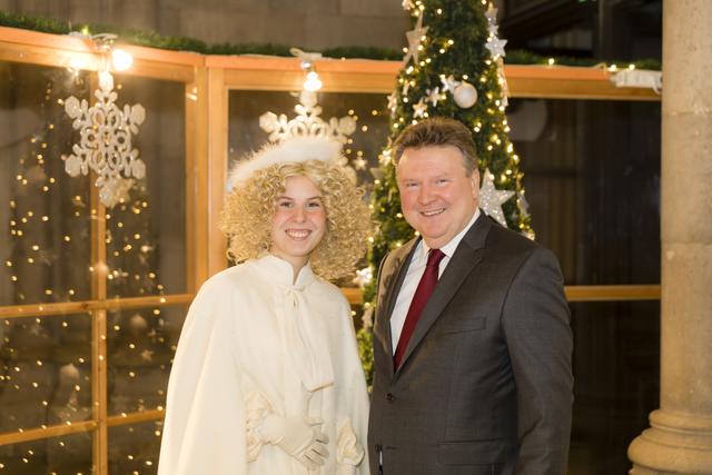 Bürgermeister Michael Ludwig mit dem Wiener Christkindl Tanja, das von Schülern der Modeschule Hetzendorf eingekleidet wurde.