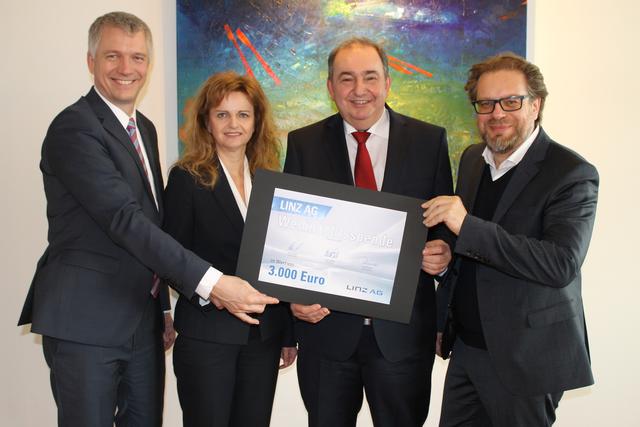 Im Bild (von links): Josef Siligan, Vorstandsdirektor für das Energie-Ressort, Jutta Rinner, Vorstandsdirektorin in den Bereichen Konzernservice und Verkehr, Generaldirektor Erich Haider und BezirksRundschau-Geschäftsführer Thomas Reiter.