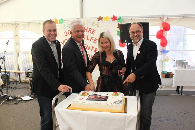 20 Jahre Volkshilfe Seniorenzentrum Niklasdorf: Mario Pfunder (Leiter der Volkshilfe Seniorenzentren), Bürgermeister Johann Marak, Haus- und Pflegedienstleiterin Carina Pabst und Franz Ferner (Volkshilfe Steiermark Geschäftsführer). | Foto: zVg