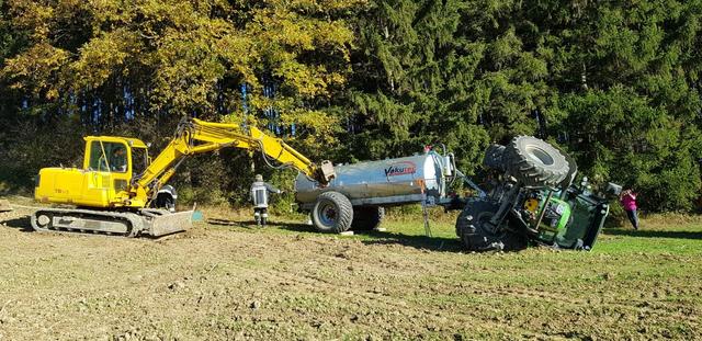 Einsatz in Oberndorf an der Melk: Ein Landwirt kippte mit seinem Traktor um und das Zugfahrzeug musste geborgen werden. | Foto: Freiwillige Feuerwehr Oberndorf