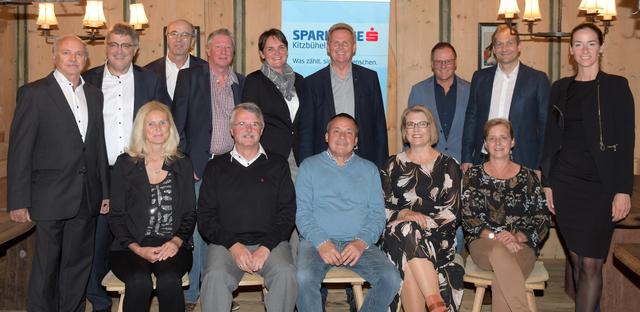 Martha Gurschler, Martin Haller, Hubert Wetzinger, Diana Unterpertinger, Herta Gantschnigg; Stehend: Klaus Lackner, Franz Stöckl, Manfred Krimbacher, Manfred Huetz, Andrea Steinbacher, Josef Söllner, Herbert Ehrensperger, Thomas Hechenberger, Petra-Panja Schmidberger. | Foto: Hetzenauer/Sparkasse