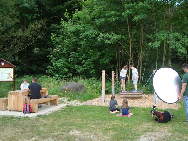 Professionell unterstützt wurde die Dorferneuerung bei Gestaltung der neuen Folder und Wegweiser durch Werbegrafikerin und Fotografin Ulrike Korntheuer. Für das Fotoshooting standen im Sommer Bromberger Familien gekonnt vor ihrer Kameralinse.
Fotocredit: Martina Piribauer | Foto: Martina Piribauer