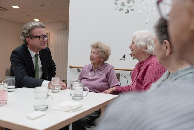 LR Christopher Drexler möchte die Pflegedrehscheiben nun auf die gesamte Steiermark ausweiten. | Foto: steiermark.at/streibl (3)