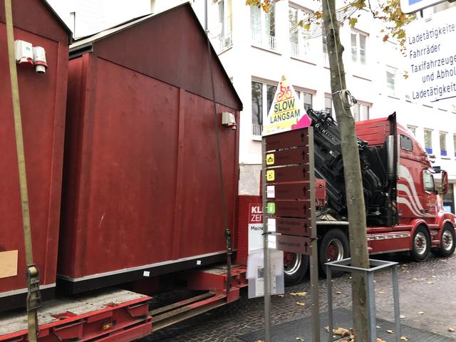 Der Adventmarkt in Vorbereitung. Am Freitag geht es los!