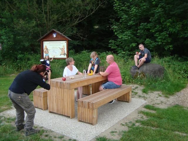Professionell unterstützt wurde die Dorferneuerung bei Gestaltung der neuen Folder und Wegweiser durch Werbegrafikerin und Fotografin Ulrike Korntheuer. Für das Fotoshooting standen im Sommer Bromberger Familien gekonnt vor ihrer Kameralinse.
Fotocredit: Martina Piribauer | Foto: Martina Piribauer
