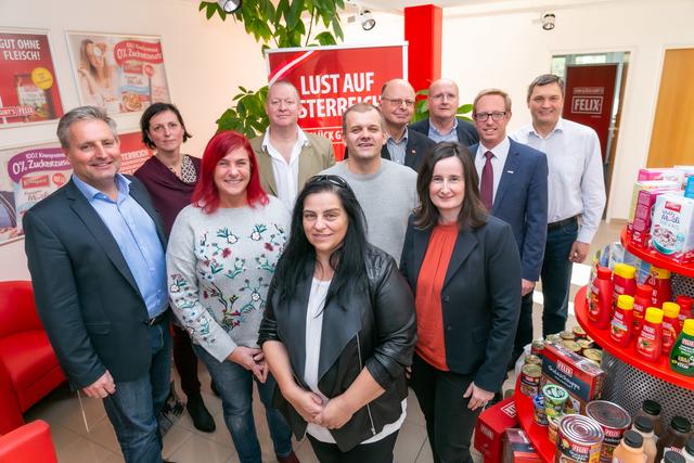 Geschäftsführer Peter Buchauer, AK-Vizepräsidentin Bianca Graf, die Betriebsräte Ernst Mittermayer und Josef Wograndl sowie WK-Spartengeschäftsführer Ewald Hombauer mit den Jubilaren. | Foto: AK BGLD