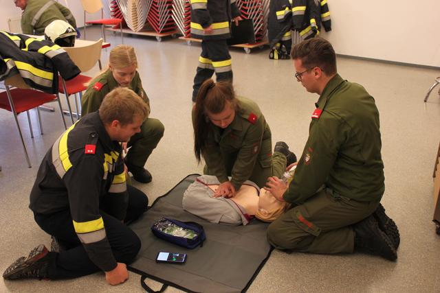 Die Feuerwehrsanitäter konnten ihr theoretisches Wissen in praktischen Übungen unter Beweis stellen. | Foto: Karl Ebner