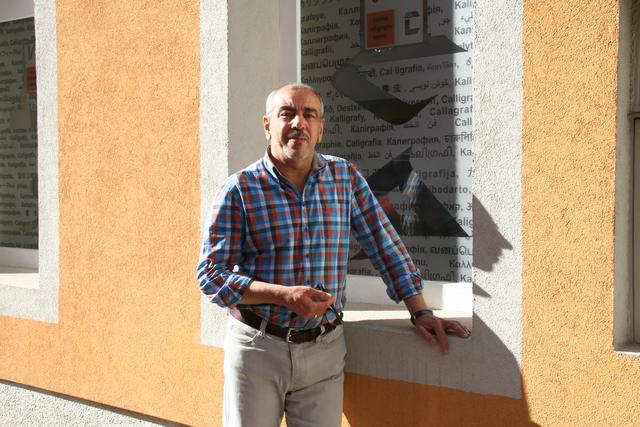 Museumsleiter Abd A. Masoud vor dem Selfie-Corner.