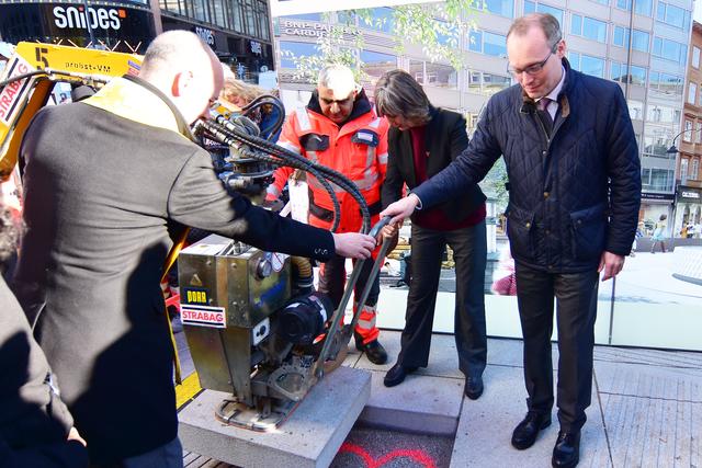 Der letzte Stein der neuen Rotenturmstraße wurde durch die Vizebürgermeisterin gelegt. | Foto: Maximilian Spitzauer