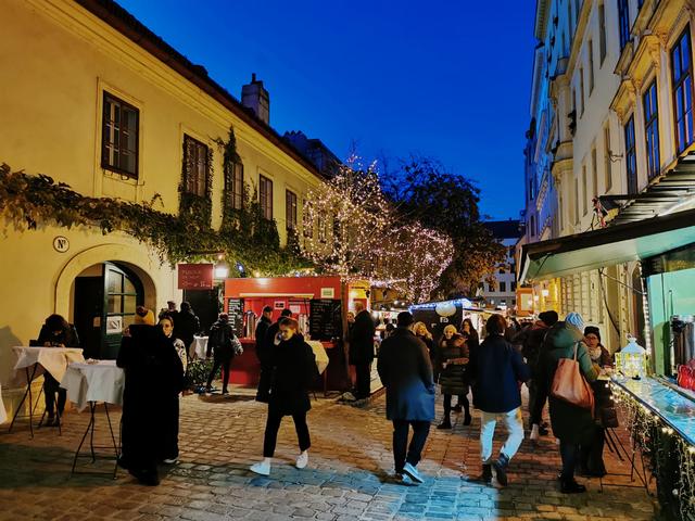 Die Lichterbäume in den Gassen sind für die Besucher jedes Jahr ein besonderes Highlight.