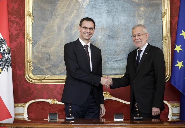 Landeshauptmann Markus Wallner bekräftigte seine Angelobung auf die Bundesverfassung mit Handschlag und Unterschrift | Foto: VLK/Andy Wenzel