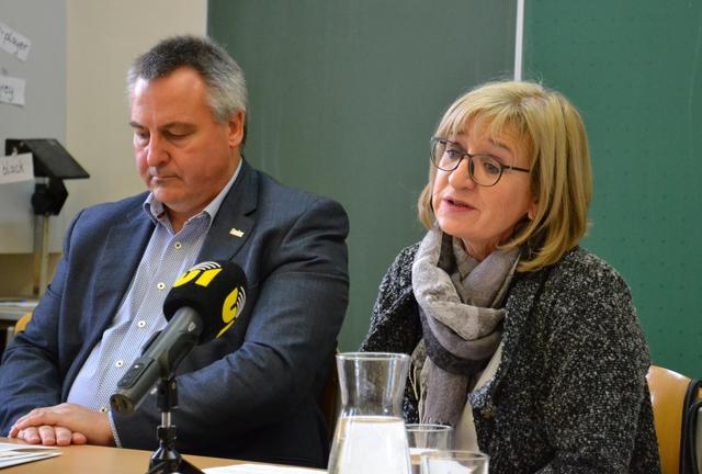 Bildungs- und Kulturlandesrätin sowie Präsidentin der Bildungsdirektion für Tirol Dr. Beate Palfrader (rechts) und Marketingleiter der Tiroler Versicherung Martin Reiter bei der Pressekonferenz zur Tätigkeit der Tiroler Kulturservicestelle.  | Foto: Bildungsdirektion für Tirol