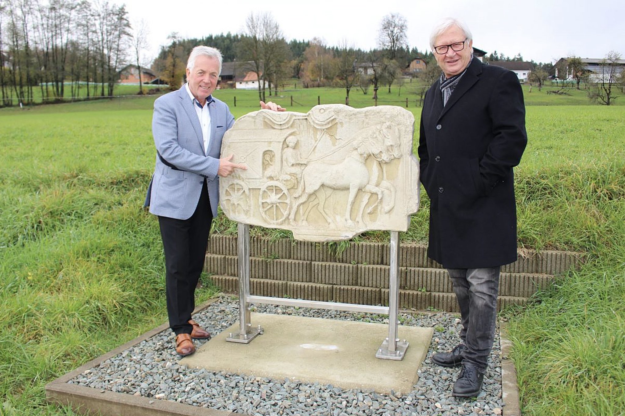 Moosburg: Steine, Reliefs und Skulpturen entlang der alten Römerstraße - meinbezirk.at