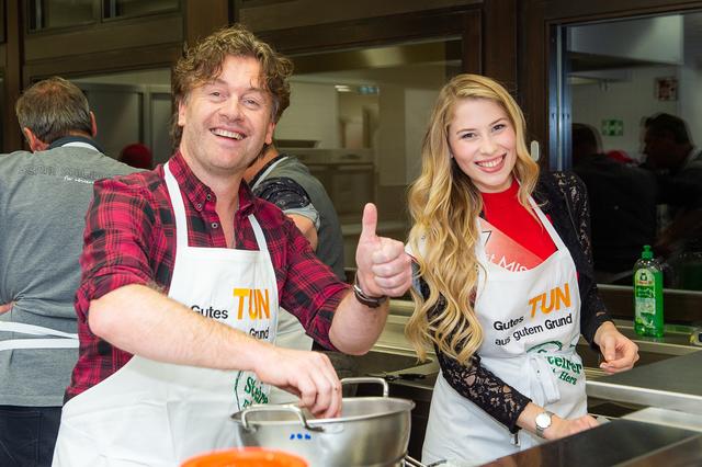 Spaß beim Backen: Uwe Schmidt und Larissa Robitschko | Foto: Foto Jörgler