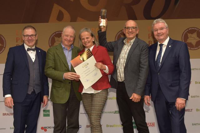 Die Gewinner Christoph Scheriau und Doris Scheriau-Raschhofer mit Braumeister Johann Eder. Auch im Bild: Die Präsidenten der Privaten Brauereien Georg Rittmayer (links) und Roland Demleitner (rechts). | Foto: Brauerei Raschhofer