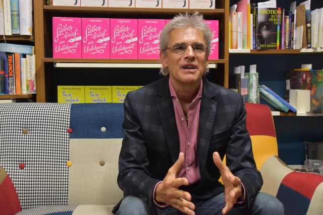 Thomas Brezina begibt sich in seinem neuen Liebesroman mit Liebesbriefen auf die Suche nach Unbekannt.  | Foto: Barbara Fluckinger