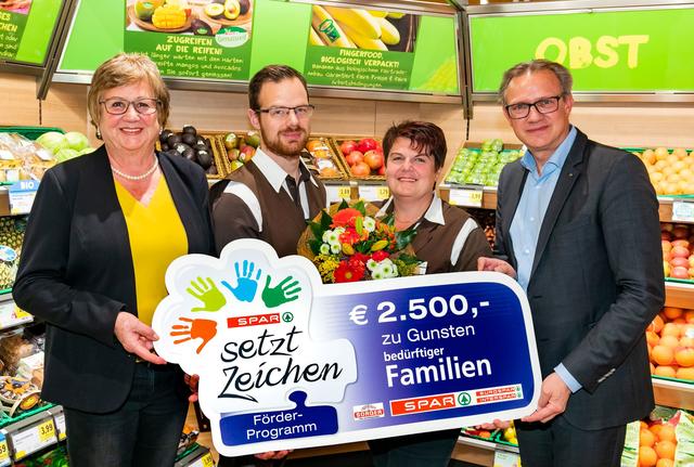 Bürgermeisterin Eva Leitold durfte einen Scheck entgegennehmen.