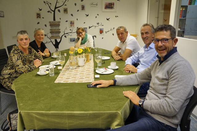 Karin und Elfriede (2.v.l.) kochen jeden Tag für 180 Kinder, sie, Küchenchef Horst Rossin (3.v.r) und Seniorenheim Leiter Paulus Gschwandtl (2.v.r) wurden von Michi Kretz und Anita Marchgraber zum Essen eingeladen.