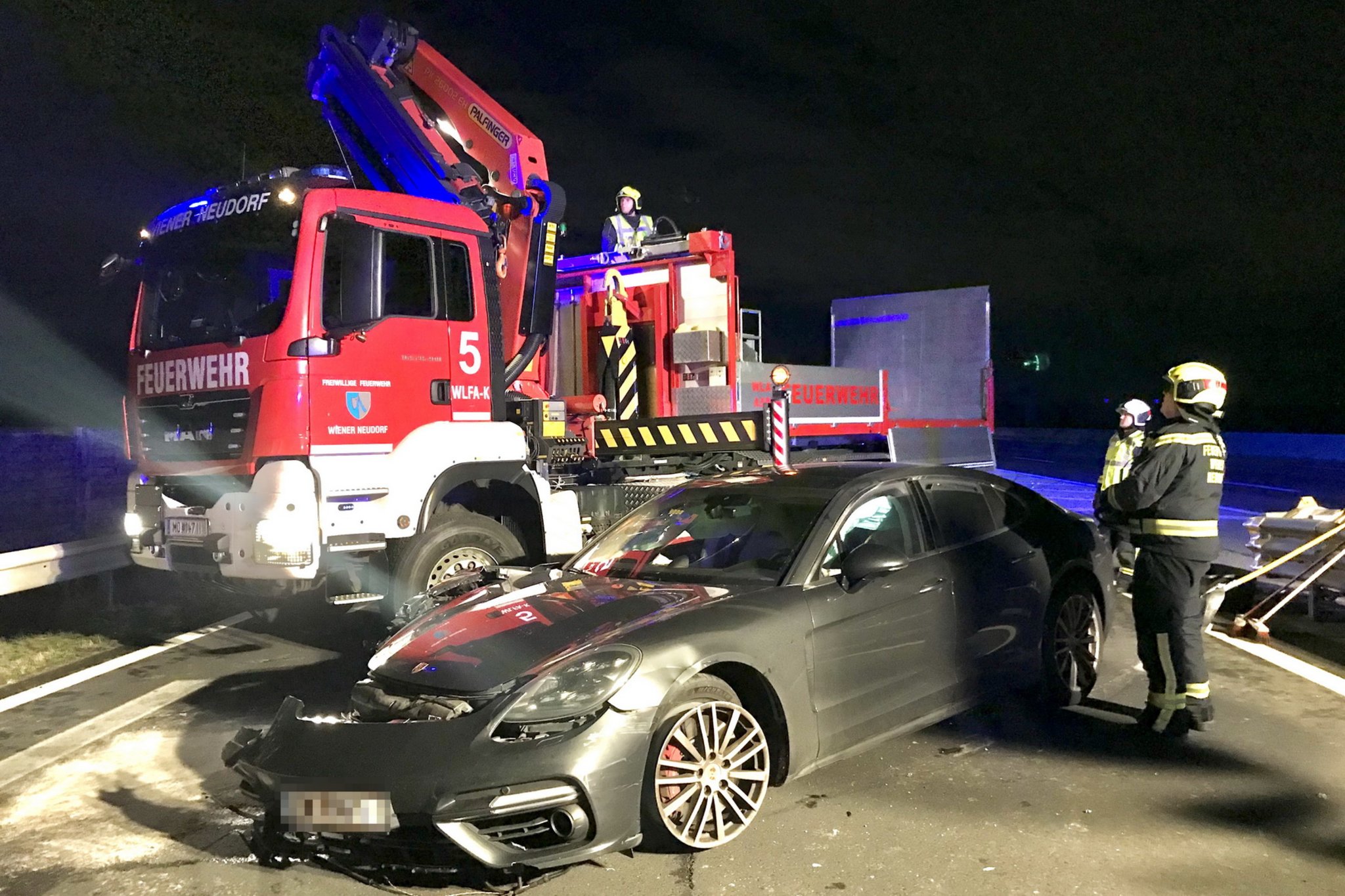 Unfall: Wr. Neudorfer Feuerwehr musste Porsche von der A2 bergen - meinbezirk.at