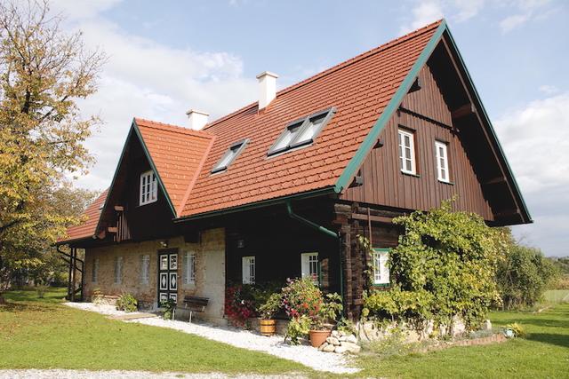 Typischer Haufenhof mit Wiederkehr (Anbau im rechten Winkel zum Haupthaus) im südwesten der Steiermark