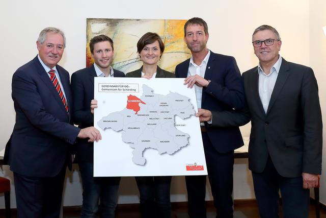 Landtagspräsident Viktor Sigl (ÖVP), Nationalratsabgeordneter David Stögmüller (Grüne) , Landtagsabgeordnete Barbara Tausch (ÖVP), Bundesrat Thomas Schererbauer  (FPÖ) und Bürgermeister aus Lengau, Erich Rippl (SPÖ) (v.l.). | Foto: Heinz Kraml/ Land OÖ