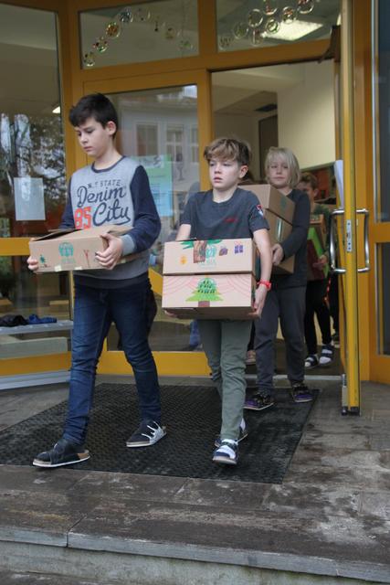 Die Kinder brachten die Pakete zum Bus