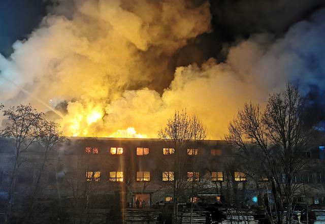 Der Großbrand bei der Tischlerei Decker führte zu einem bezirksübergreifenden Großeinsatz. | Foto: ZOOM-Tirol