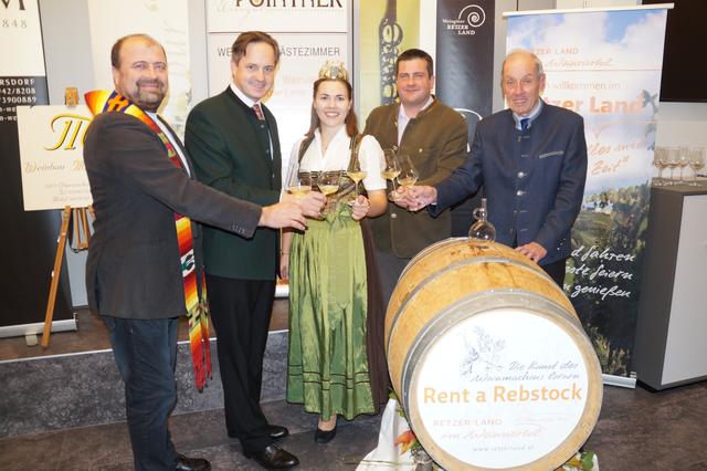 Pfarrer Jerome Ciceu, Nationalrat Johannes Schmuckenschlager, Weinbaupräsident Österreich und Präsident der NÖ Landes-Landwirtschaftskammer, Niederösterreichische Weinkönigin Diana Müller, Winzer Herbert Studeny, Geschäftsführer Reinhold Griebler.