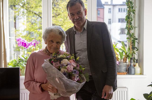 Die begeisterte Gärtnerin Elsa Roilo freute sich sehr über den Blumenstrauß, den ihr Bürgermeister Georg Willi anlässlich ihres 104. Geburtstages überreichte.