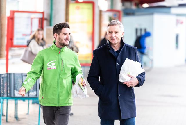 Georg Schwarzl und Lambert Schönleitner (v.l.) am Bahnhof Weiz bei der Verteilaktion. | Foto: podesser.net
