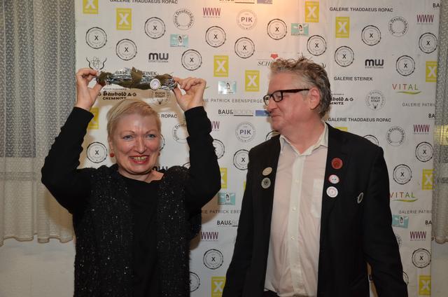 Ex-Burgchefin Karin Bergmann mit der Dornenkrone. Schmunzelnd daneben: Preis-Initiator Julius Deutschbauer.