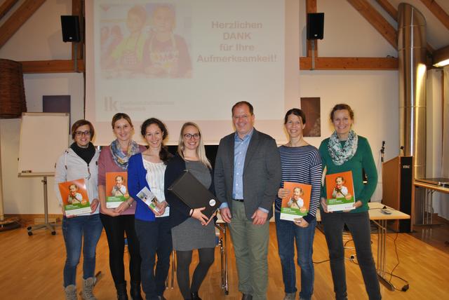 Vortragende Nicole Zöhrer (Mitte), das Team der Eltern-Kind-Gruppe, Familienreferent Robert Frauwallner