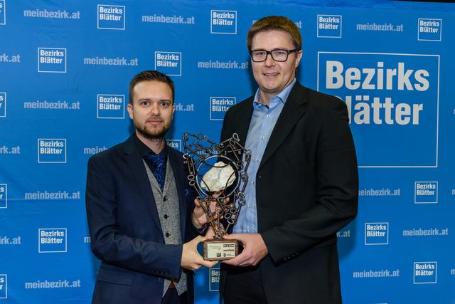 Christian Doczekal (rechts) nahm den Preis von Bezirksblätter-Geschäftsführer Walter Art entgegen. | Foto: Christian Uchann