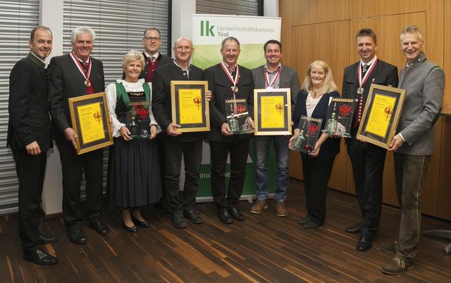 LK-Präsident Josef Hechenberger, Helmut und Gabriele Mair (Landessieger Brände), Obstverarbeitungsreferent Ulrich Zeni, Herbert und Josef Schimpfössl (Landessieger Brände), Franz und Beatrix Nöbl (Landessieger Likör), Markus Spitaler (Landessieger Brände) und LK-Fachbereichsleiter Wendelin Juen. | Foto: © Die Fotografen