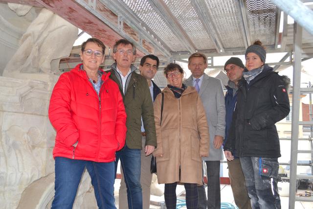 Neue Perspektiven auf der Baustelle der Dreifaltigkeitssäule: Vizebürgermeisterin Gabriele Fürhauser, Baustadtrat Hubert Holzer, Bürgermeister Christian Gepp, Gemeinderätin Susanne Springer und Sparkassen-Direktor Armand Drobesch. | Foto: Stadtgemeinde Korneuburg