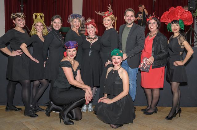 Ein Gruppenfoto mit Hüten: Designerin Karin Bergmair (Mitte) erhielt "standing ovations" vom Publikum und ihren Models. Mit dabei die Meidlinger Bezirksvize Katharina Weninger (3.vl) und Gemeindrat Jörg Neumayer (beide SPÖ)