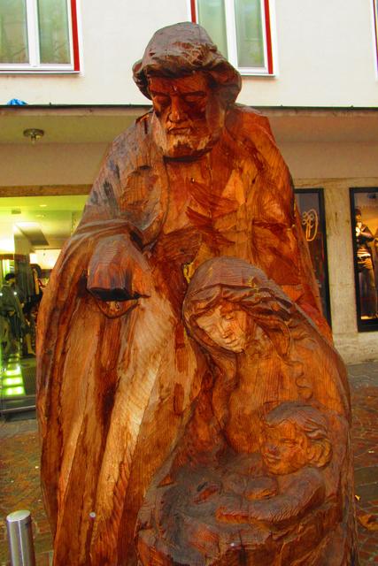 die Hl. Familie steht im Regen