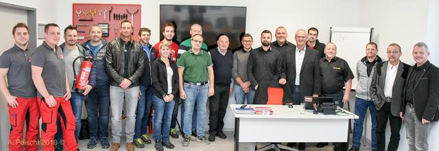 Im modernen Seminarraum fand das Händlermeeting statt. Wilhelm Wienerl (6. vr), GF Andreas Schilder (7. vr), Marketing- und Vertriebs Manager Markus Peckary (8. vr) und Johann Koblizek (2. vr).