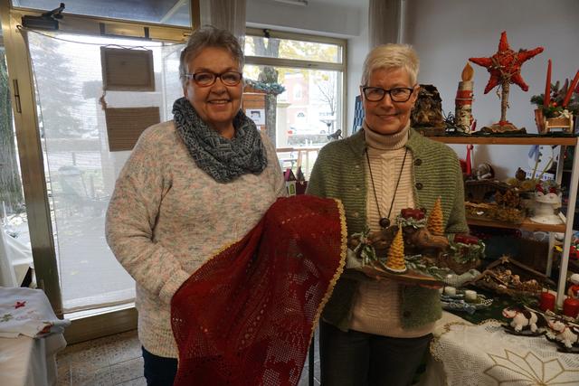 Maria Datzinger und Hanelore Kainz präsentierten stolz ihre Werke