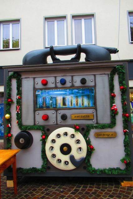 kurioser Stand am Weihnachtsmarkt in Villach