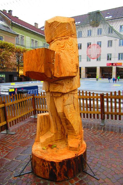der Holzschnitzer ist auch wieder in Villach. Man kann gespannt sein, was hier entsteht.