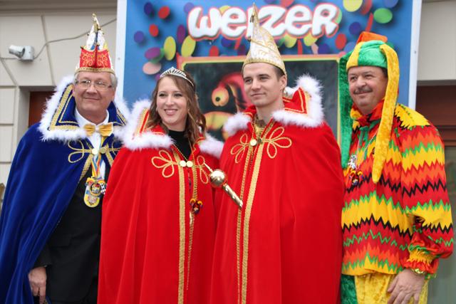 Kanzler Ewald (l.) und Hofnarr Hannes (r.) begrüßten das neue Weizer Prinzenpaar Trajan und Valentina. | Foto: Hofmüller (79x)