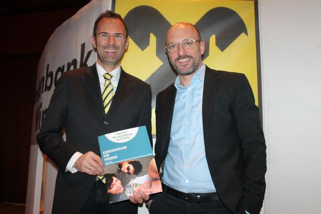 Raika-Wipptal-Geschäftsführer Wolfgang Gredler mit dem vortragenden Steuerexperten Günther Stenico im Wipptalcenter Steinach.  | Foto: Demir