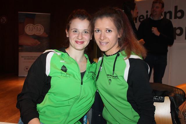 Gespannte Zuhörerinnen: Julia Kovacs und Bernadette Stockhammer von der Taekwondo Schule Steinach. 