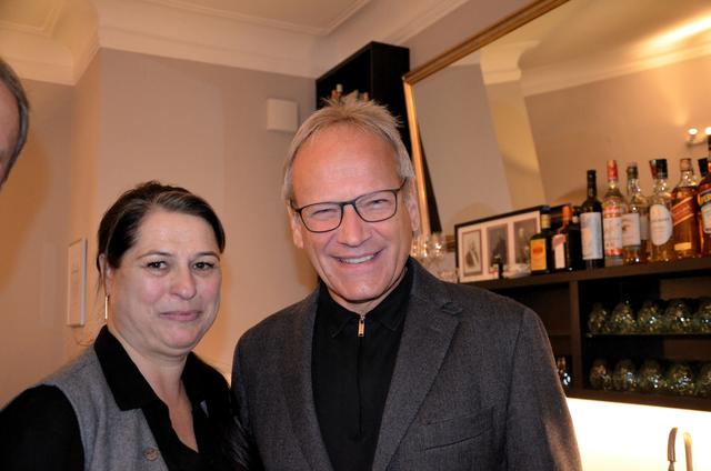Gastgeberin Claudia Kocher-Peschl und Autor Arnold Mettnitzer