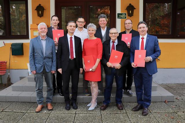 Die geehrten Mitglieder der SPÖ-Ortsorganisation im Kreis der Gratulanten, an der Spitze Regionalvorsitzender LAbg. Wolfgang Dolesch. | Foto: Alfred Mayer